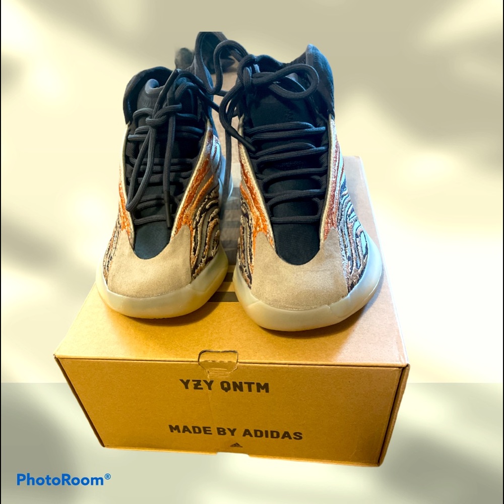 YZY QNTM Mens size 8 Flaora basketball sneakers